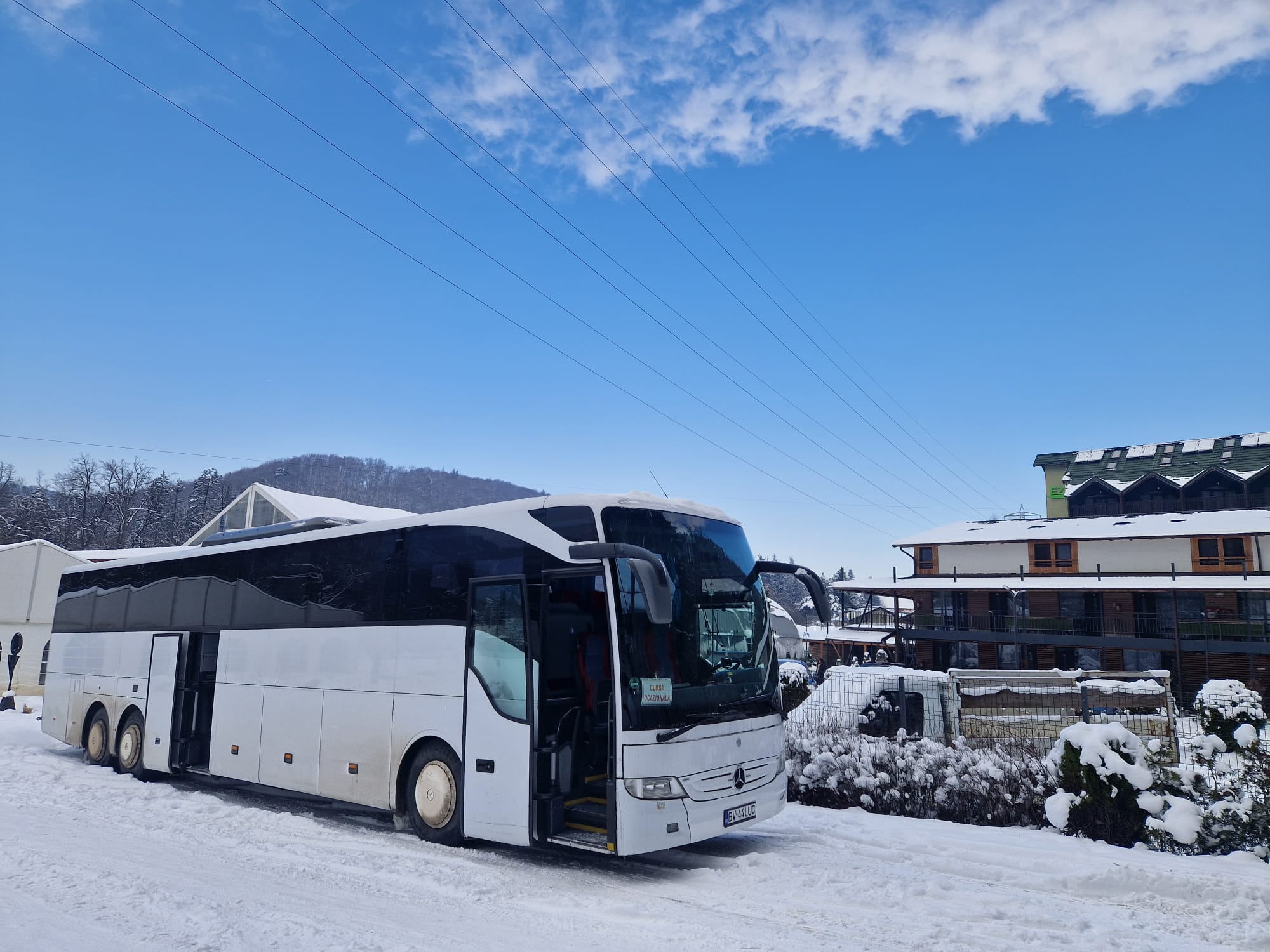Autocar LST LucaBus folosit pentru servicii de transport persoane din Brașov